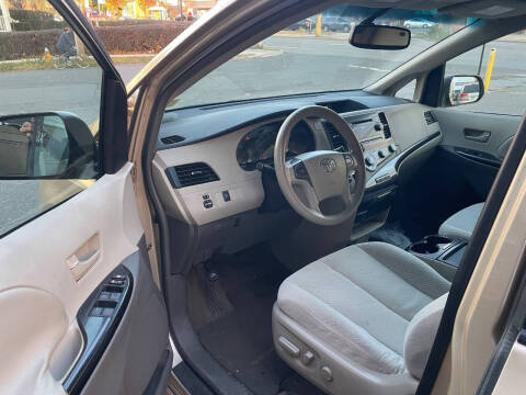 2011 Toyota Sienna LE 7-Passenger