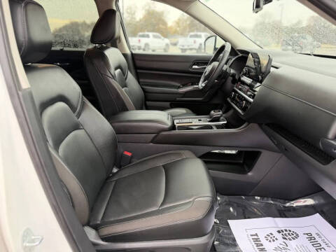 2023 Nissan Pathfinder SL