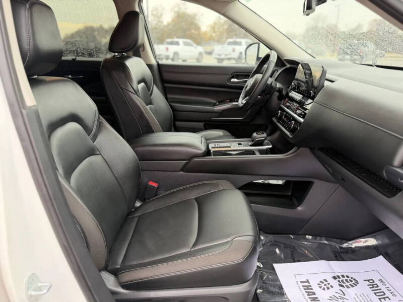 2023 Nissan Pathfinder SL