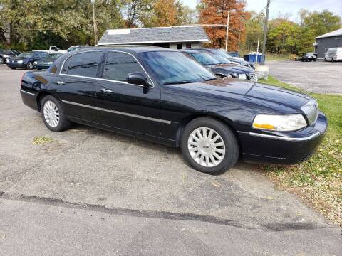 2004 Lincoln Town Car for sale at MEDINA WHOLESALE LLC in Wadsworth OH