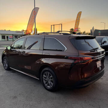 2022 Toyota Sienna LE 8-Passenger