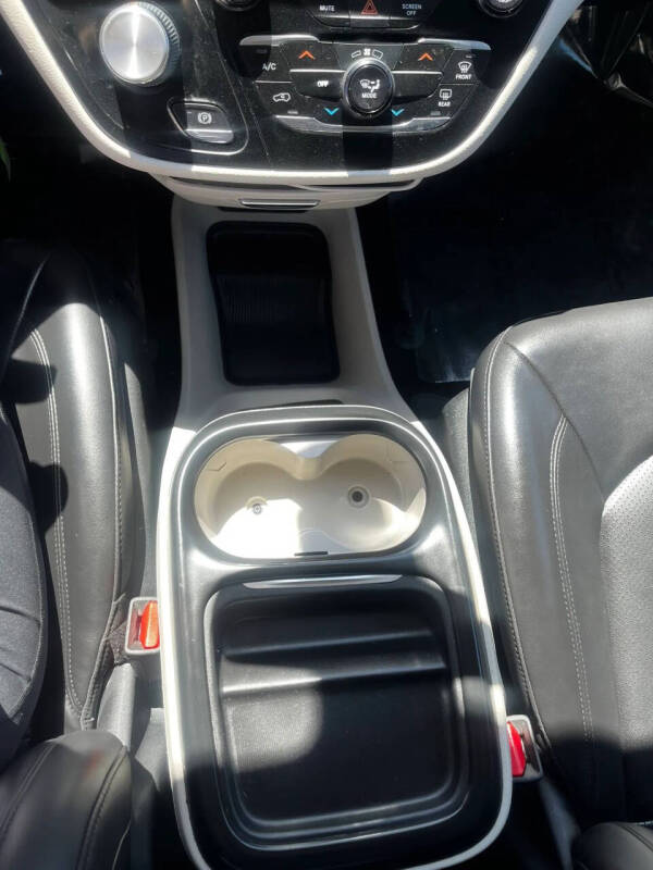 2020 Chrysler Voyager LXi