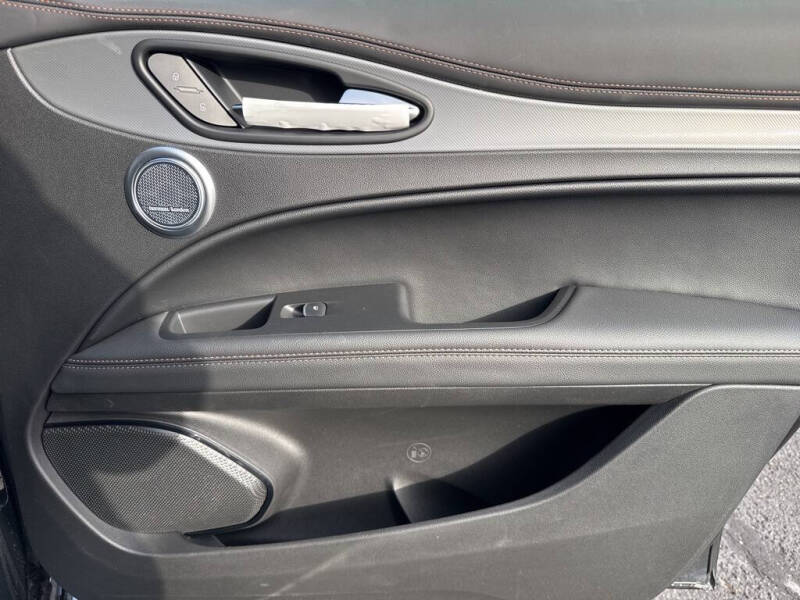 2025 Alfa Romeo Stelvio Intensa