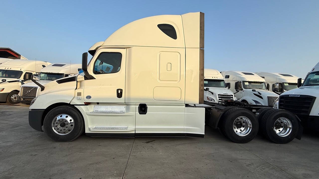 2019 Freightliner Cascadia for sale at KING TRUCK TRAILER SALES in Bakersfield, CA