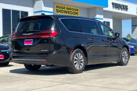 2024 Chrysler Pacifica Plug-In Hybrid Select