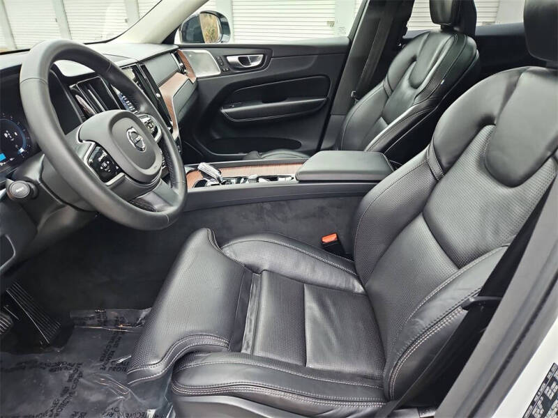 2023 Volvo XC60 B6 Ultimate Dark Theme