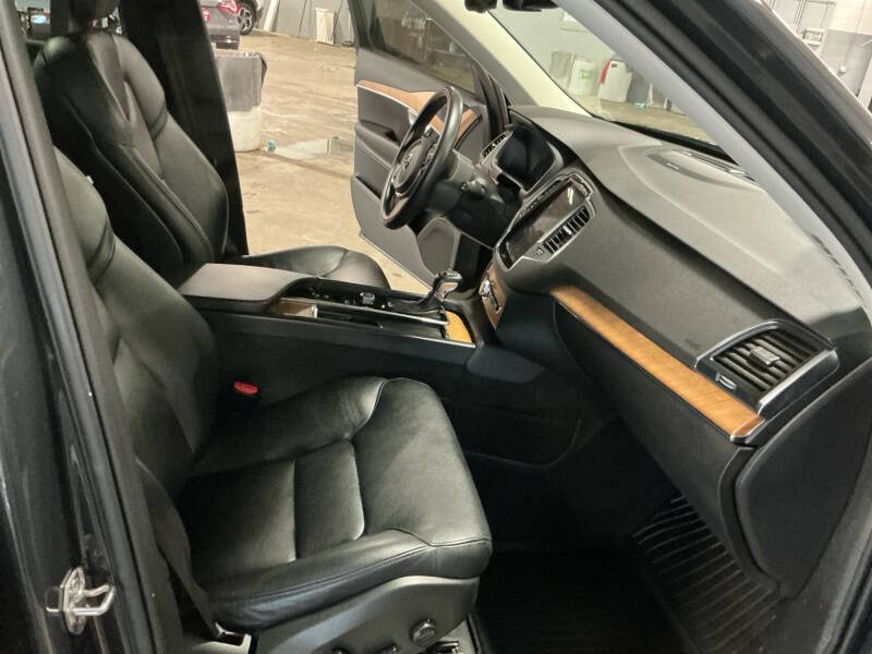 2021 Volvo XC90 T6 Momentum 7-Passenger