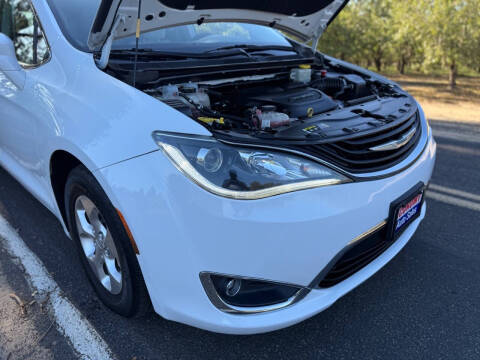 2017 Chrysler Pacifica Hybrid Touring Plus
