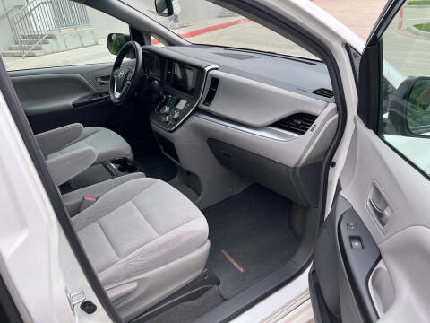 2017 Toyota Sienna LE 8-Passenger