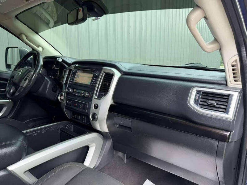 2017 Nissan Titan SV