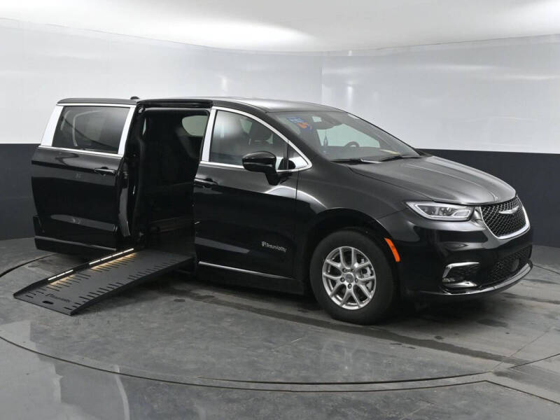 2025 Chrysler Pacifica Select