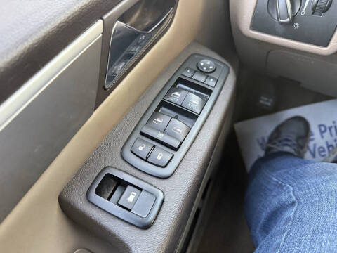 2012 Volkswagen Routan SE