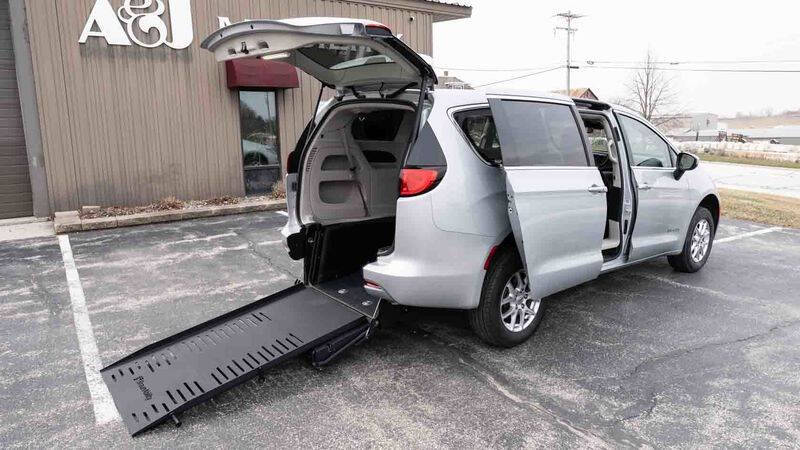 2023 Chrysler Voyager LX