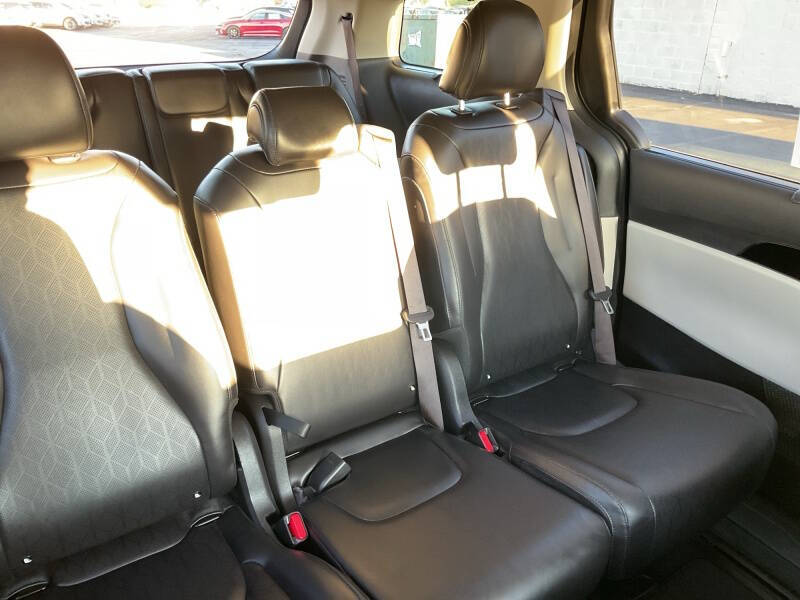 2023 Kia Carnival SX