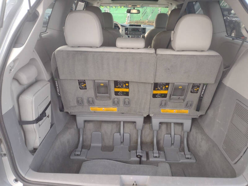 2014 Toyota Sienna XLE photo 14