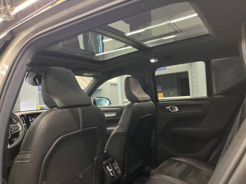 2022 Volvo XC40 T5 R-Design