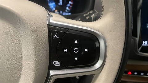2022 Volvo XC90 T6 Momentum 7-Passenger
