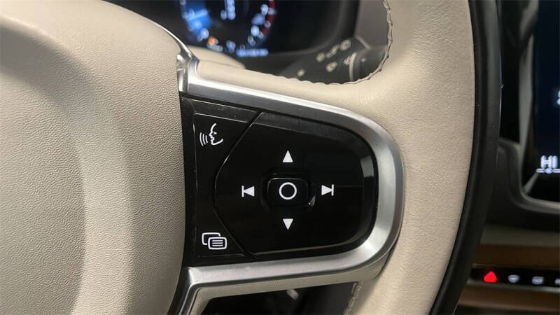 2022 Volvo XC90 T6 Momentum 7-Passenger