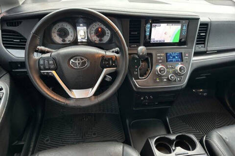 2017 Toyota Sienna SE Premium 8-Passenger