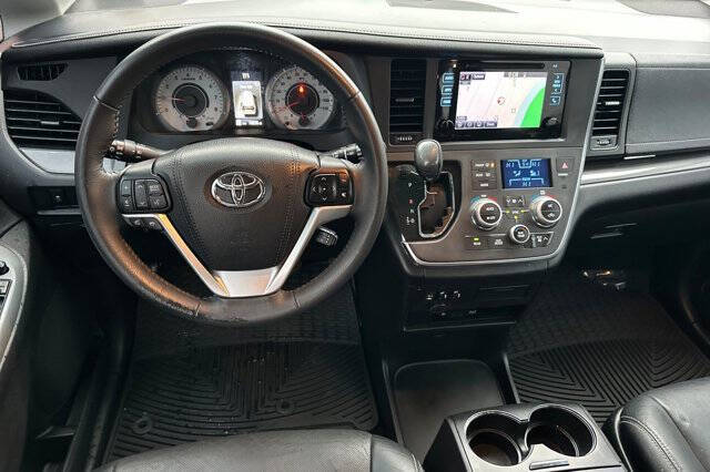 2017 Toyota Sienna SE Premium 8-Passenger