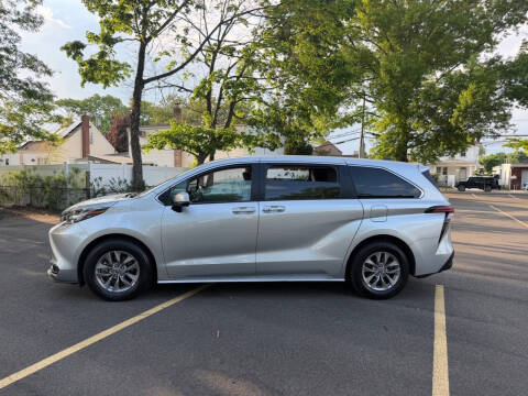 2022 Toyota Sienna LE 8-Passenger
