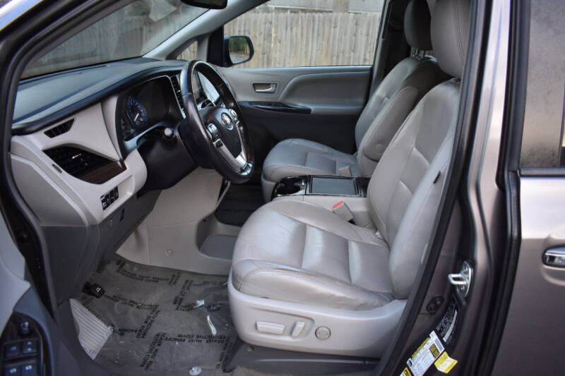 2015 Toyota Sienna XLE photo 10