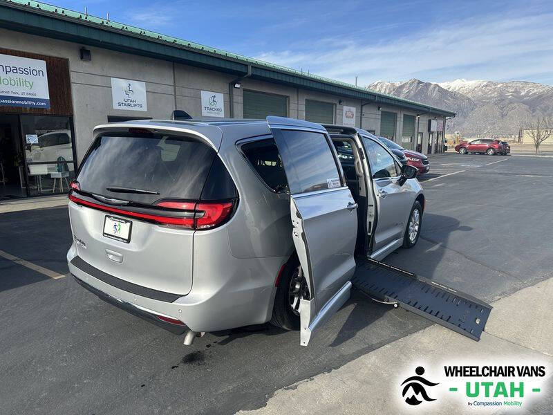 2024 Chrysler Pacifica Touring L