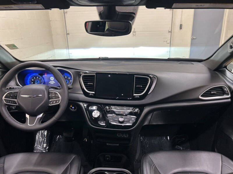 2025 Chrysler Pacifica Select