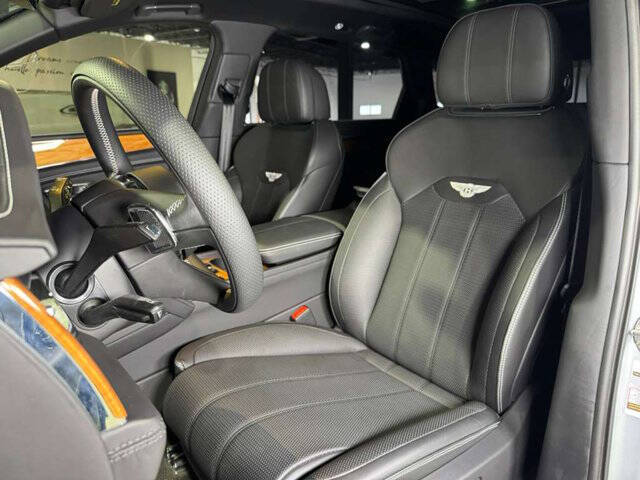 2023 Bentley Bentayga EWB V8
