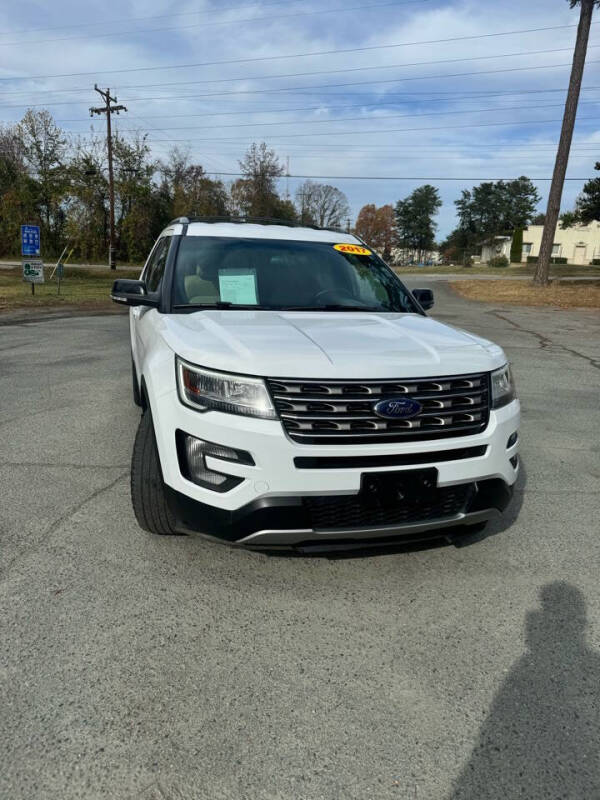 2017 Ford Explorer XLT photo 3