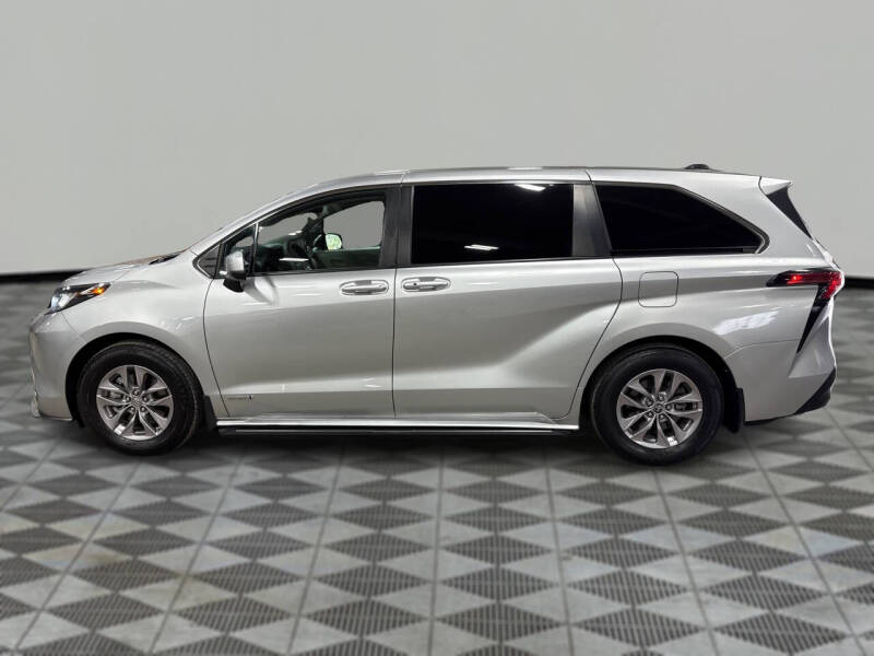 2021 Toyota Sienna LE 8-Passenger