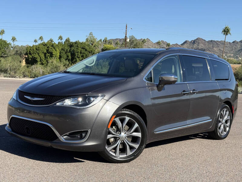 2018 Chrysler Pacifica Limited's photo