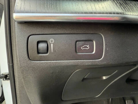 2020 Volvo XC90 T6 Momentum 6-Passenger