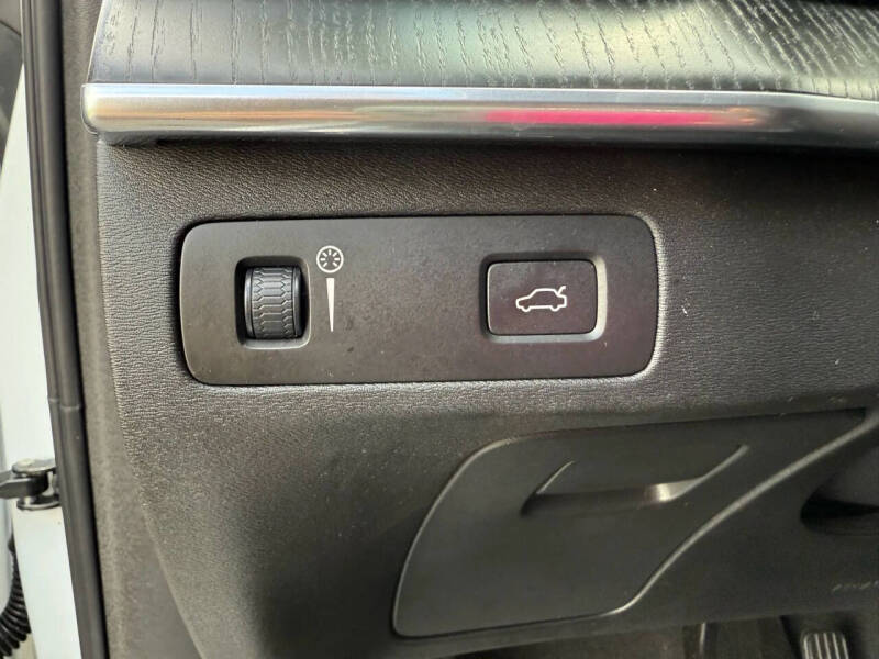 2020 Volvo XC90 T6 Momentum 6-Passenger