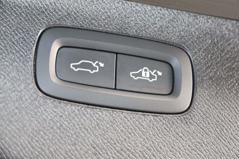 2025 Volvo XC90 B5 Plus Bright Theme