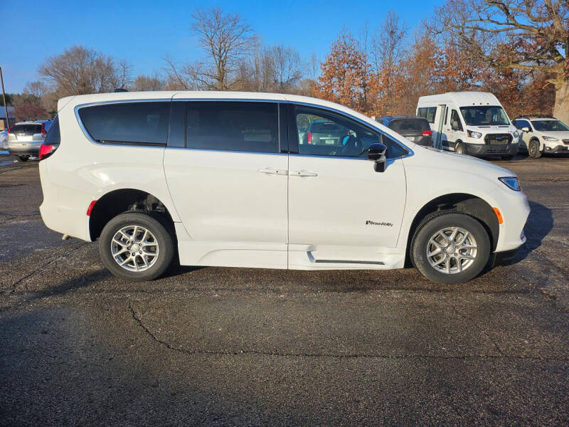 2025 Chrysler Pacifica Select