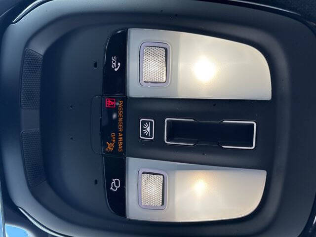 2025 Volvo XC40 B5 Core Bright Theme