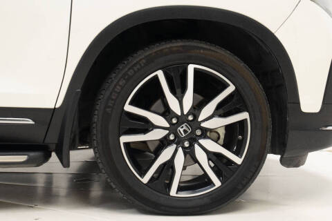 2019 Honda Pilot Touring w/Rear Captain's Chairs