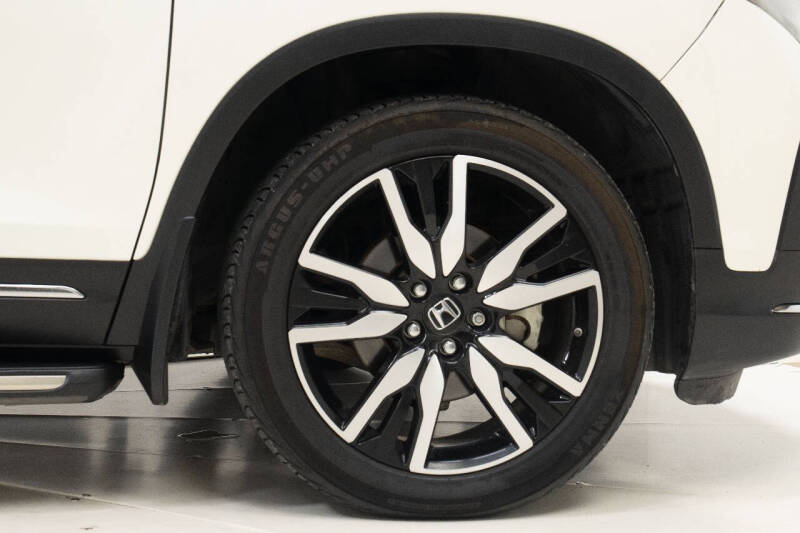 2019 Honda Pilot Touring w/Rear Captain's Chairs