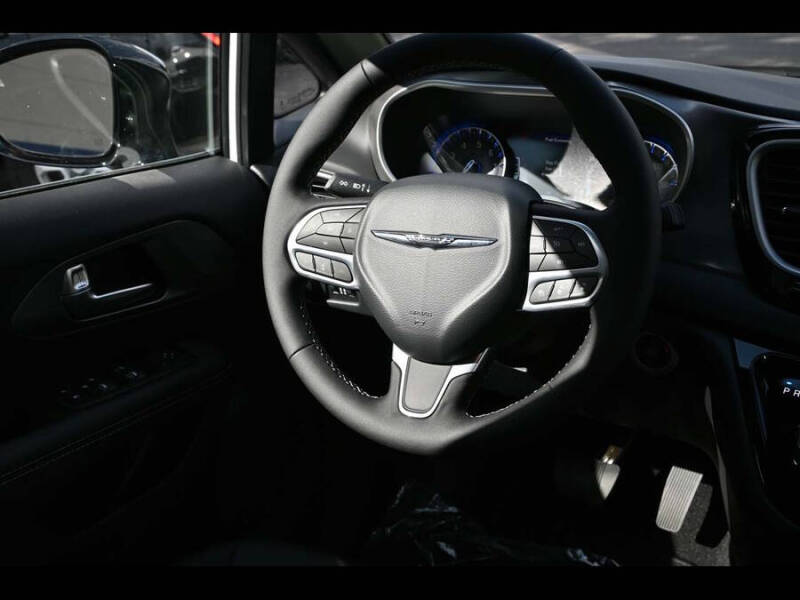 2025 Chrysler Voyager LX