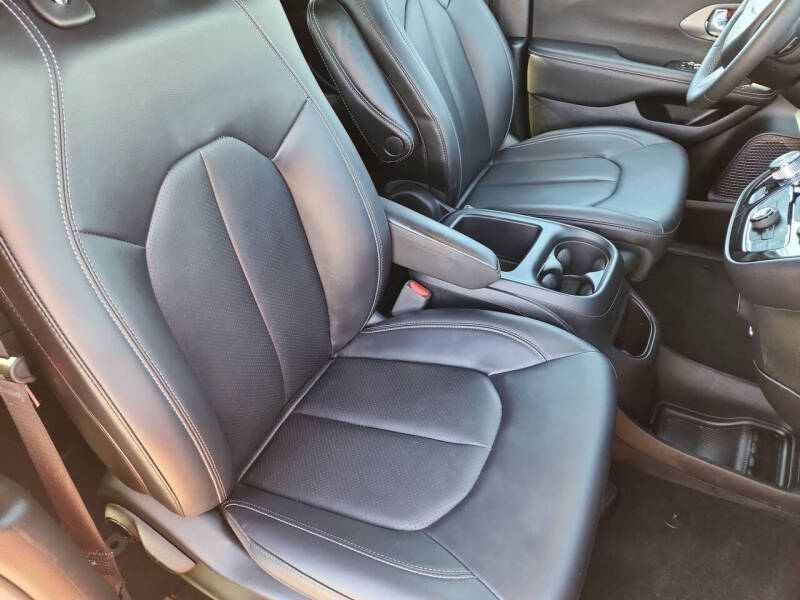 2025 Chrysler Pacifica Select