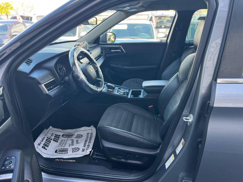 2023 Mitsubishi Outlander SE