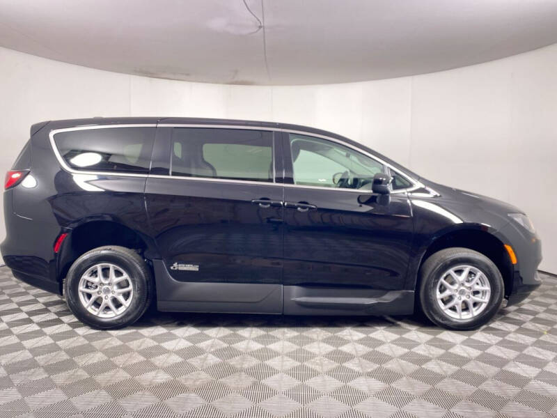 2024 Chrysler Voyager LX