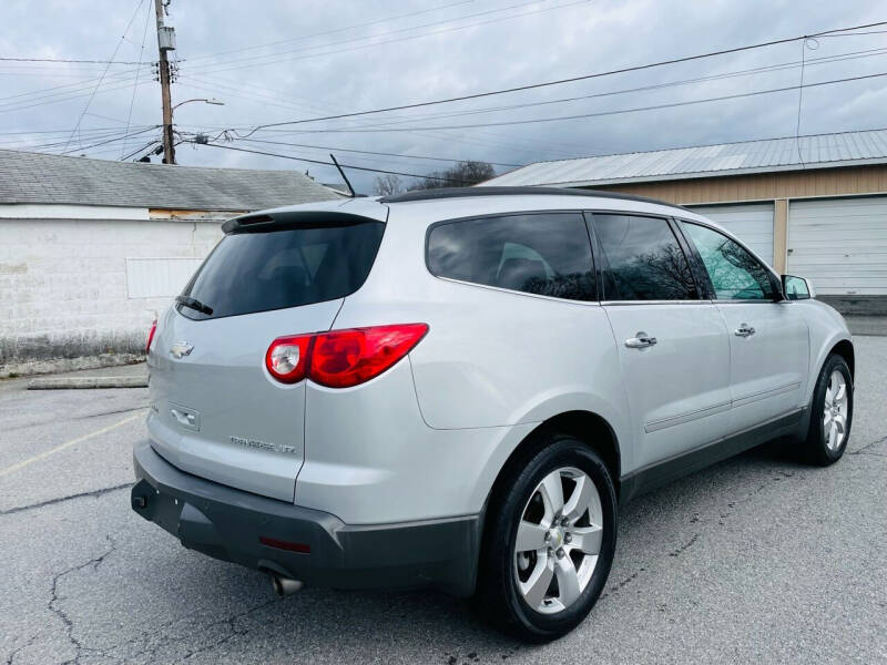 2009 Chevrolet Traverse LTZ photo 4