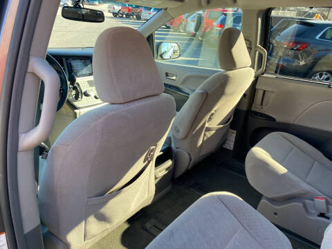 2017 Toyota Sienna LE 7-Passenger