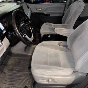 2017 Toyota Sienna LE 8-Passenger