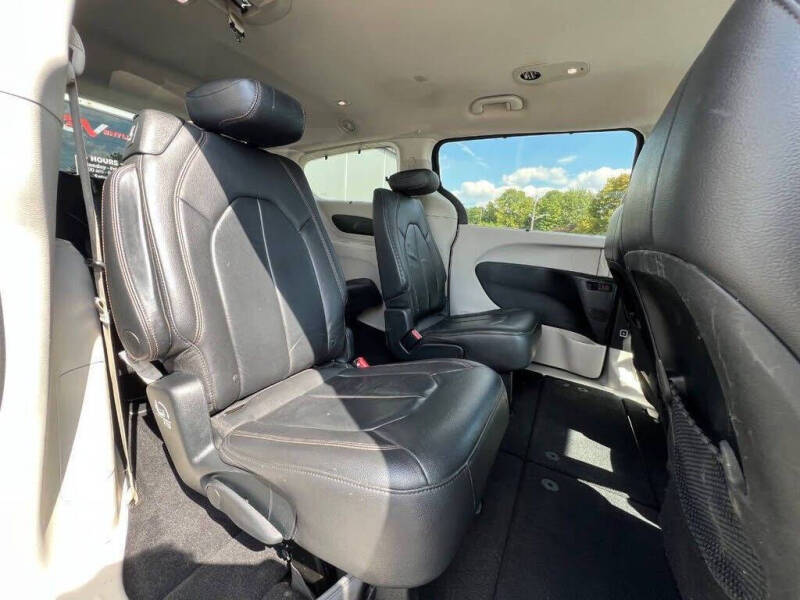 2017 Chrysler Pacifica Touring-L