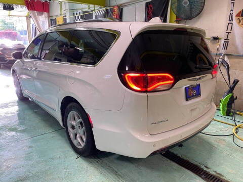 2017 Chrysler Pacifica Touring-L Plus