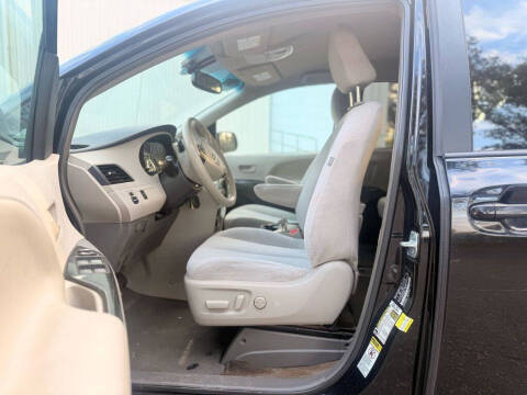 2014 Toyota Sienna LE Mobility 7-Passenger