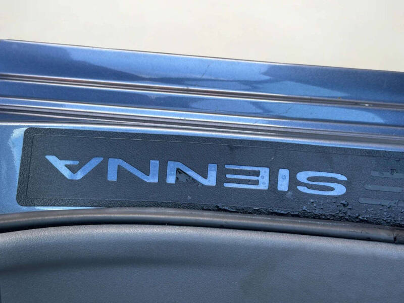 2017 Toyota Sienna LE 8-Passenger
